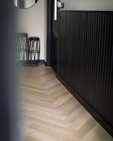 Floorlife Yup Herringbone Paddington Beige Dryback PVC - Visgraat 59.5 x 11.9 cm - Solza.nl