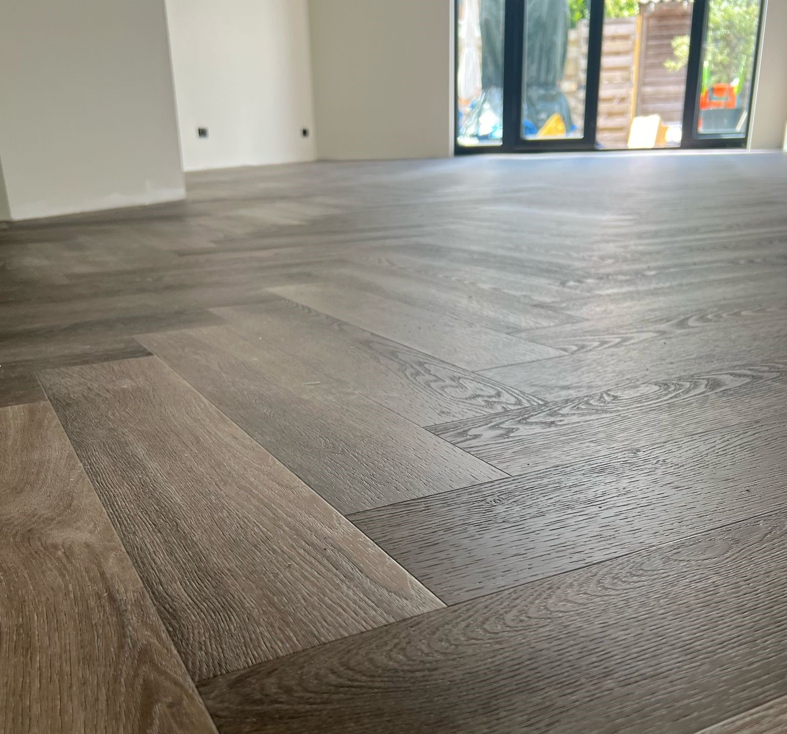 Floorlife Yup Herringbone Paddington Dark Grey Dryback PVC - Solza.nl