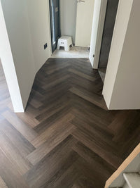 Floorlife Yup Herringbone Paddington Dark Grey Dryback PVC - Solza.nl